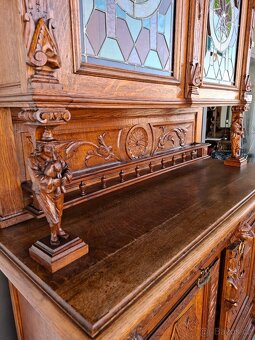 Starožitný vyřezávaný příborník s vitráží - 5