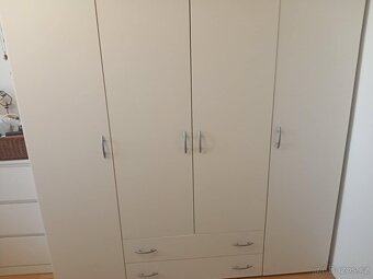 Prodám bílou šatní skříň - 5
