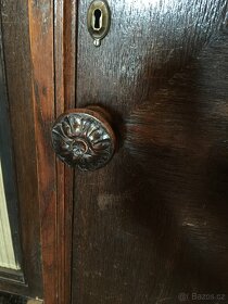 Prodáme starožitnou dubovou 3-dílnou skříň - 5