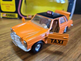 Corgi 411 Mercedes-Benz 240D Taxi - 5