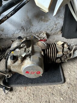 Kayo 140 – motor s vadnou převodovkou + rám a náhradní díly - 5