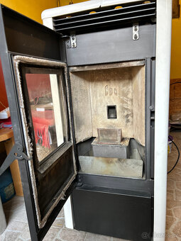 Horkovzdušné peletkové krbové kamna MORETTI fire - 5