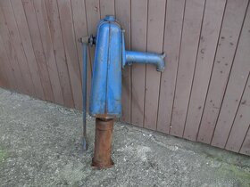 Stará ruční pumpa na studnu - 5