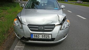 Prodám KIA CEED 1,4 BENZÍN lehce bouraný předek - 5