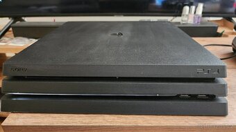 PS4 PRO 1TB + 2x ovladač + hry - krásný stav - 5
