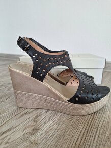 Cerne kozene sandalky na klinku Lasocki - 5