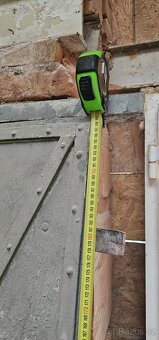 Prodám staré plechové dveře s rámem - 5