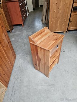 NOČNÍ - ODKLÁDACÍ STOLEK IKEA LEKSVIK S DROBNOU VADOU - 5