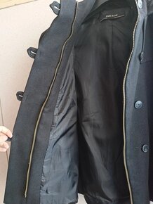 Černý kabátek značky Zara Basic se zlatými detaily a kapucí - 5