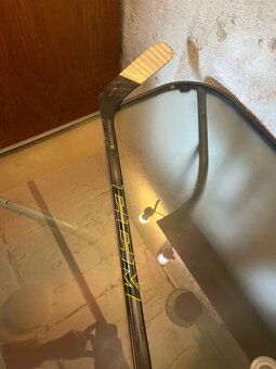 Hokejka CCM Ribcore Arona Chmielewskeho HC Oceláři Třinec - 5