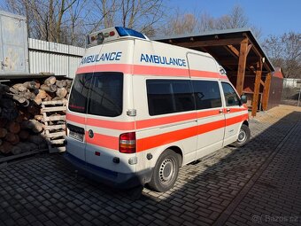 PRODEJ SANITNÍHO VOZU VW T5 - 5