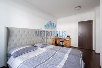 Luxusní byt 4+kk s balkóny, parkovacím stáním a výbornou obč - 5