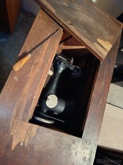 Šicí stroj Bobbin se starožitnou výbavou - 5