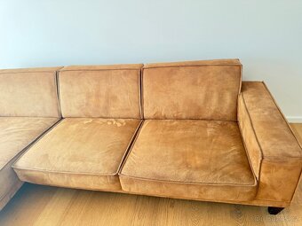 Prodávám luxusní čalouněnou sedačku v barvě karamel - 5