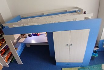 Vyvýšená postel se skříní a stolem - 5