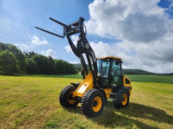 KLOUBOVÝ NAKLADAČ JCB 409 - 5