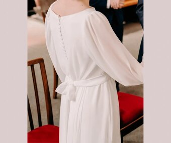 jednoduché a trochu starosvětské svatební šaty s rukávem - 5