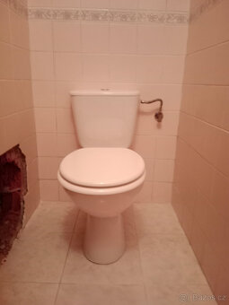 zachovalý bidet, umyvadlová skříňka, vana, záchod - 5