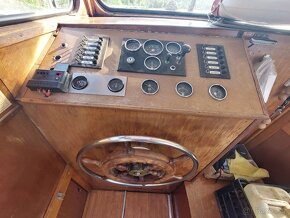 KAJUTOVÁ MOTOROVÁ LOĎ CRUISER VČETNĚ KOTVIŠTĚ V SEBUZÍNĚ. - 5
