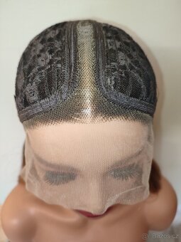 Nová zlatavá vlnitá Lacefront paruka s přirozeným odrostem - 5
