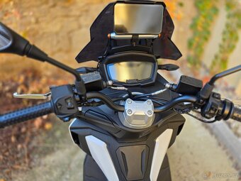 Aprilia SR GT - 5