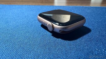 Apple Watch SE 2020 - růžová barva velikost 44mm - 5