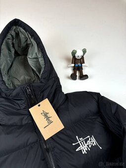 Černá péřová bunda Stüssy s kapucí.velikost M - 5