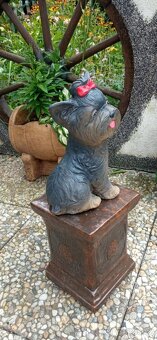 Zahradní dekorace-Soška jorkšír s červenou mašlí - 5