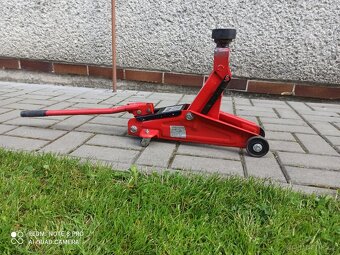 Hydraulicky zvedak 2t + gumova podlozka - 5
