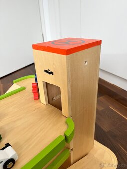 Dřevěná třípatrová garáž WOODY + autíčka, postavičky, značky - 5