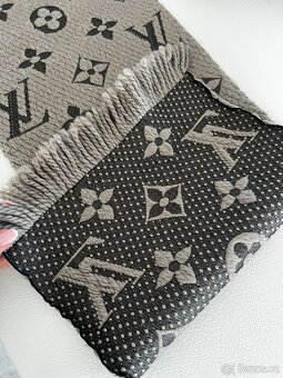 Louis Vuitton logomani šála v beige barvě - 5