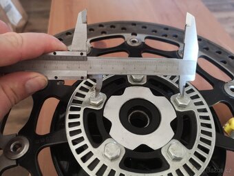 Royal enfield 650, přední kotouč Brembo se středem kola - 5