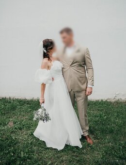 Jedinečné svatební šaty s květinovou aplikací - 5