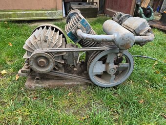 Starý kompresor s elektromorem - 5