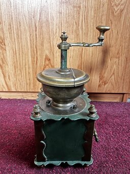 Starožitný mlýnek na kávu – mosaz + zelený smalt - 5