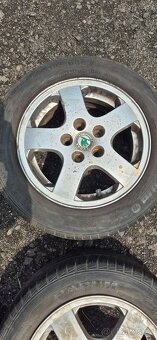 Prodám sadu 4 kusů originálních hliníkových kol Škoda, poch - 5