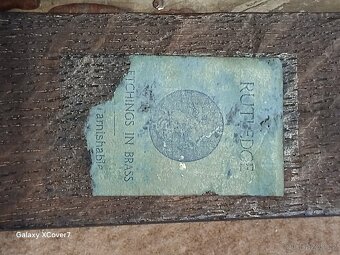 Mosazná tabulka ve dřevěném rámečku - 5