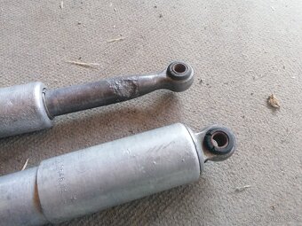 Zadné tlmiče na Stadion S22 - 5