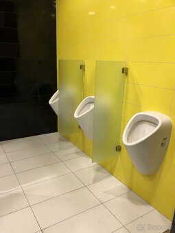 Sanitární vybavení – umyvadla, pisoáry, WC – různé typy - 5