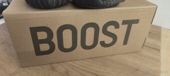 YEEZY Boost 350 V2 "Carbon Beluga" Velikost: 43 - 5