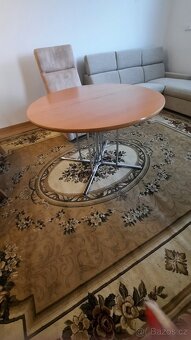 Světlý kulatý rozkládací jídelní stůl - 5