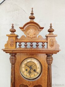Dřevěné zdobené půlové mechanické nástěnné hodiny - 5