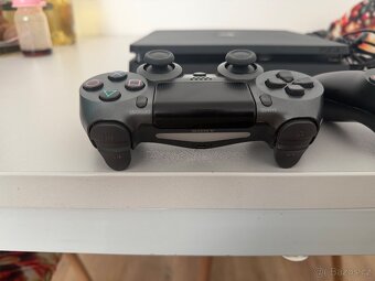 PlayStation 4 + 2 ovladače + 1 hra + kabeláž - 5