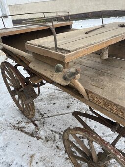 Stará dřevěná brička / kočár – dekorace - 5