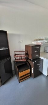 Šatní skříň, nízká skříňka, kontejnery, prosklené skříňky aj - 5