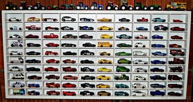 Dřevěná polička na autíčka 100ks s nápisem Hot Wheels - 5
