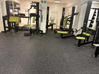 Vybavení fitness centra - posilovací stroje - 5