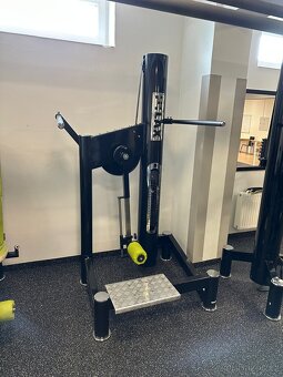 Vybavení fitness centra - posilovací stroje - 5