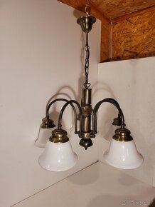mosazný pěkný funkční lustr , bílá stínidla + 2ks náhradní - 5