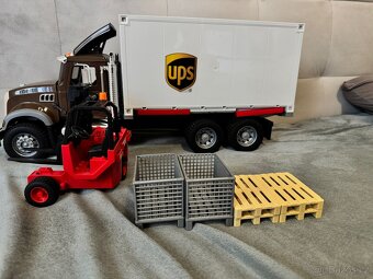 BRUDER 2828 - Mack Granite UPS logistik a vysokozdvihem - 5